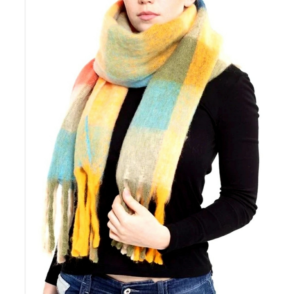 NWT Women's Plush Plaid Scarf